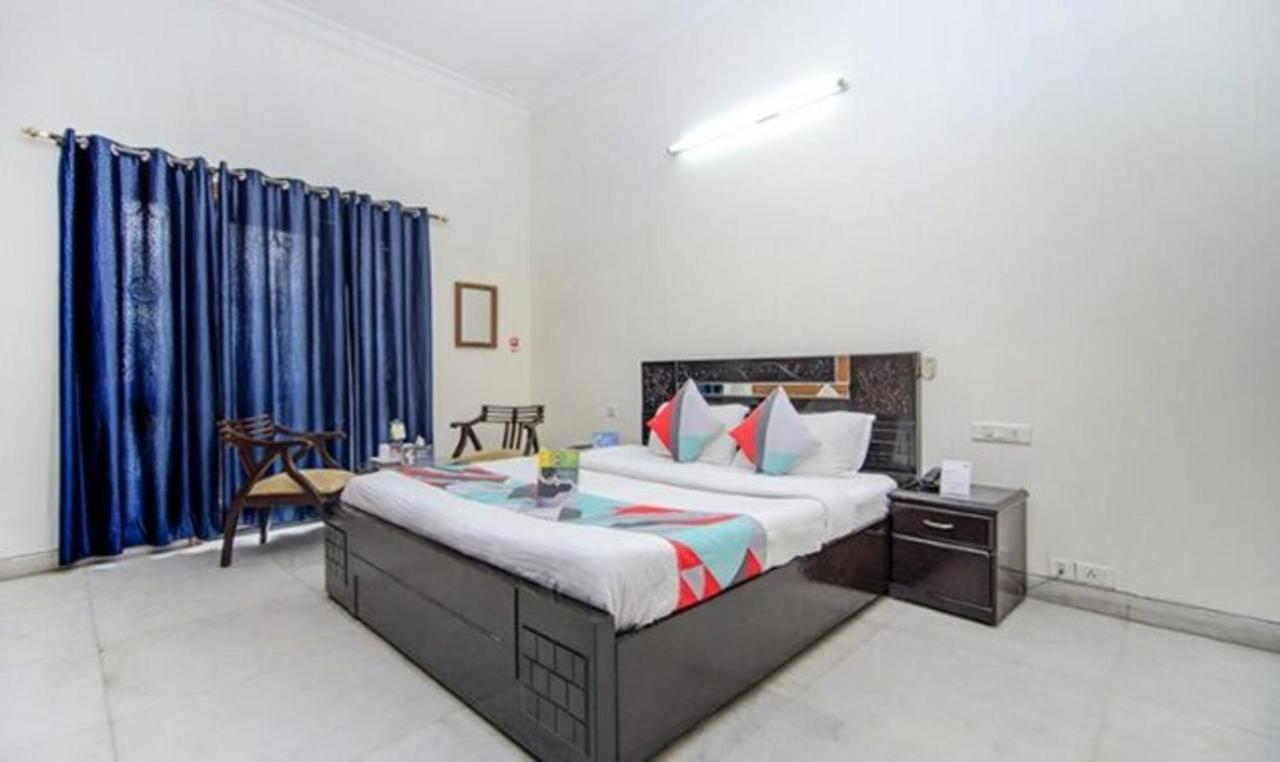 Fabexpress Ashray Hotel Noida Exterior photo